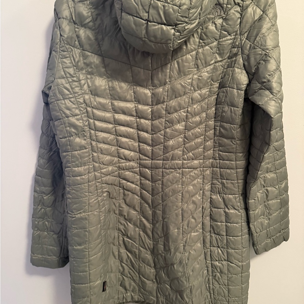 The North Face Gray Puffer Jacket with Hood and Quilted Design